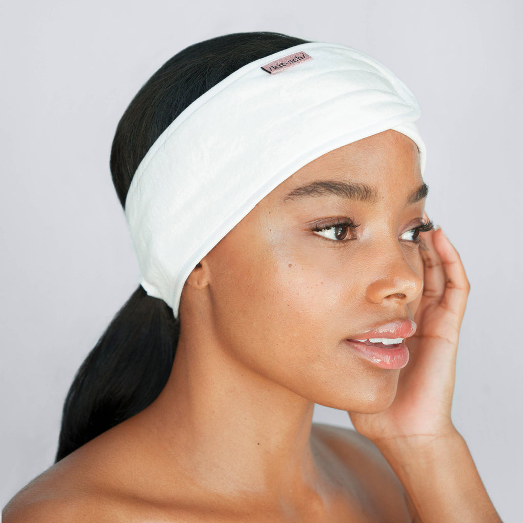 Kitsch Microfibre Spa Headband in White. The KITSCH microfiber spa headband is a multi-functional piece essential for everyone. This headband serves the function of a headband and a hair tie together. Look chic and cut a step out of your beauty routine by using this multi-purposeful headband.
