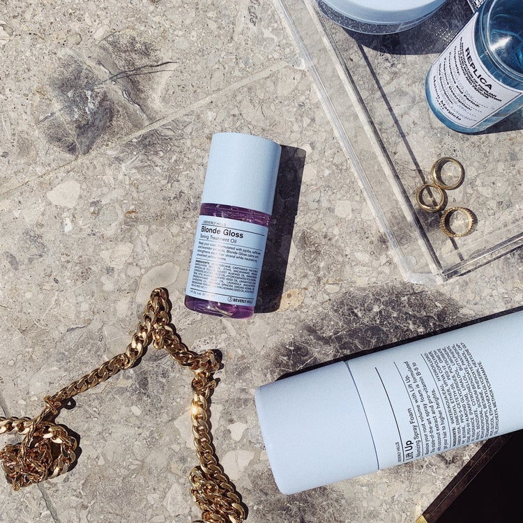 Keep your cool blonde cool J Beverly Hills Blonde Gloss. Formulated with jojoba, safflower, and lavender extracts, Blonde Gloss calms and strengthens each hair strand while neutralizing unwanted yellow tones. 