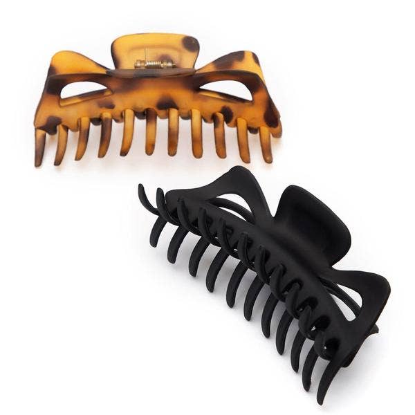 Recycled Plastic Jumbo Claw 2 Claws per pack Kitsch Jumbo Claw Clips are the perfect way to elevate your everyday essentials! Consciously created from recycled materials, the stylish design is perfect for pinning up your hair with the added bonus of reducing plastic waste. Extra strength for thick, curly, big hair.