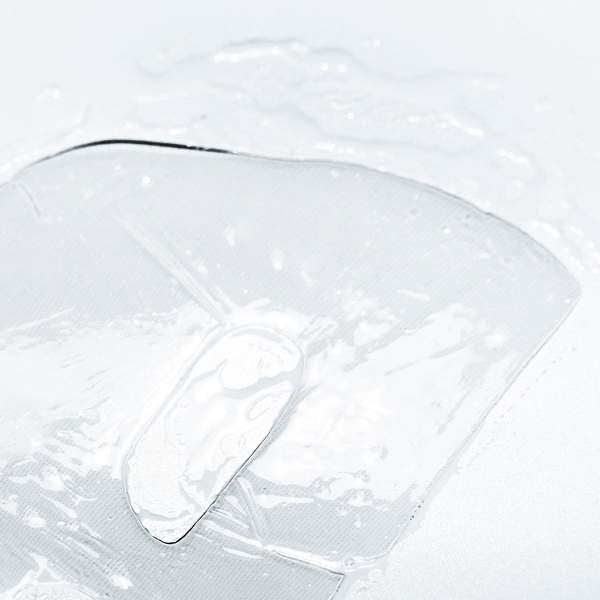 BIOEFFECT Imprinting Hydrogel Anti Aging Face Mask provides deep hydration with gel formula. 