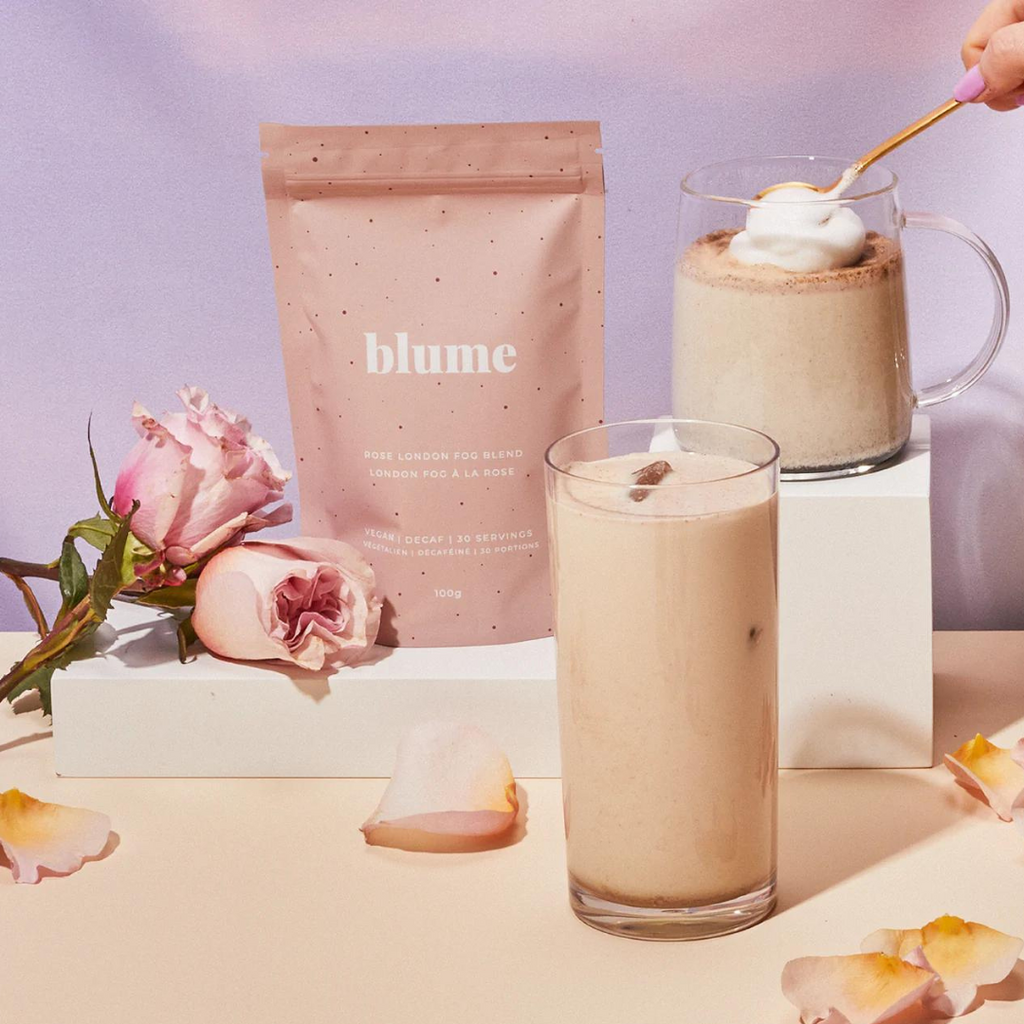 Blume Rose London Fog Blend with no syrup or caffeine. Smell the roses with our rose-infused take on an old fave. We use micro-ground rose petals, rosehips and tart cherry to make this blend rich in vitamins and skin boosting love. Rose has been used for centuries to ease symptoms of PMS and bloating. Sip and glow on. 